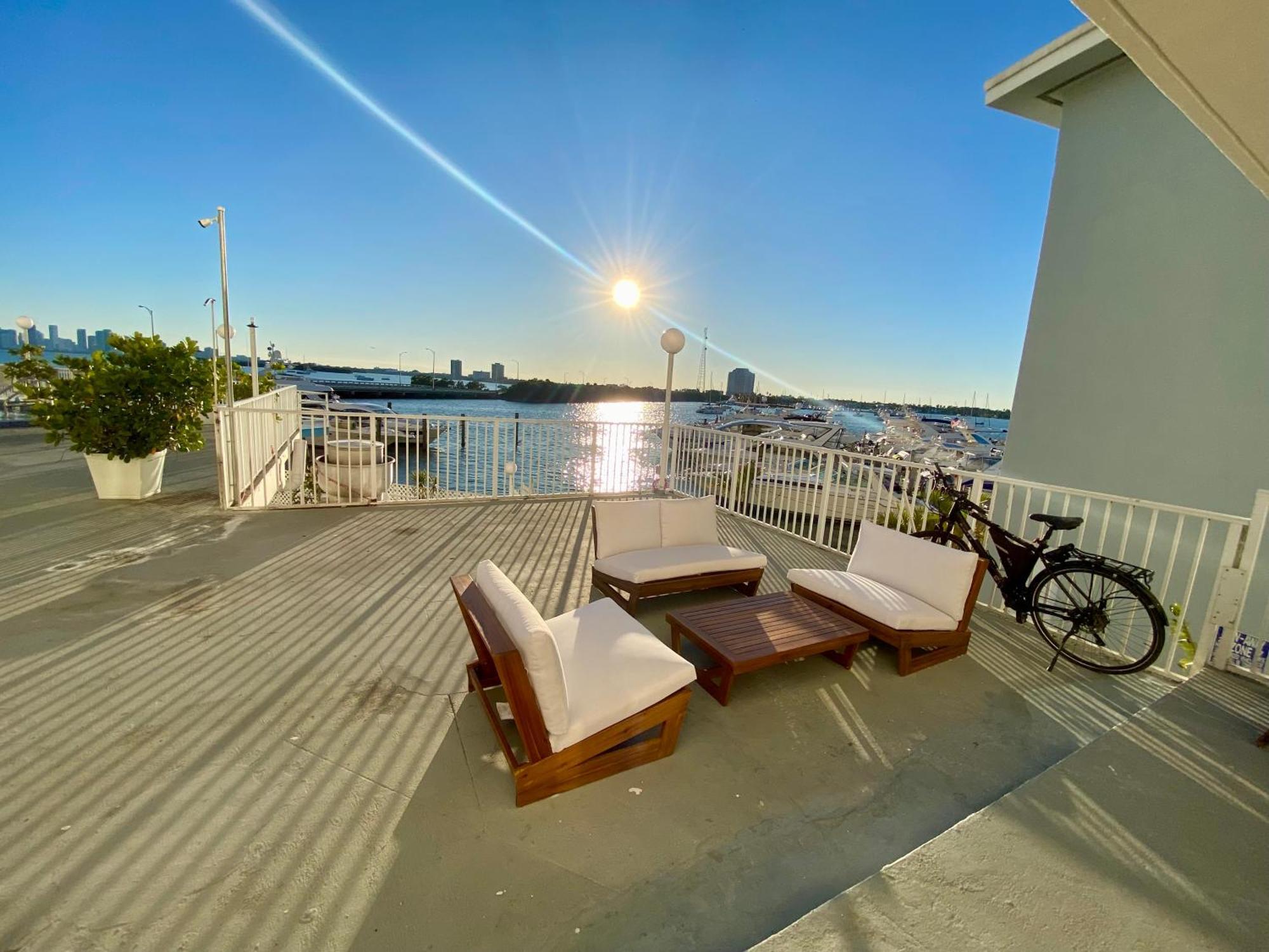 Luxurious Remodeled Direct Waterfront Apartment With Miami Skyline View And Outdoor Terrace Free Parking 5Min Drive To Miami Beach Exterior photo