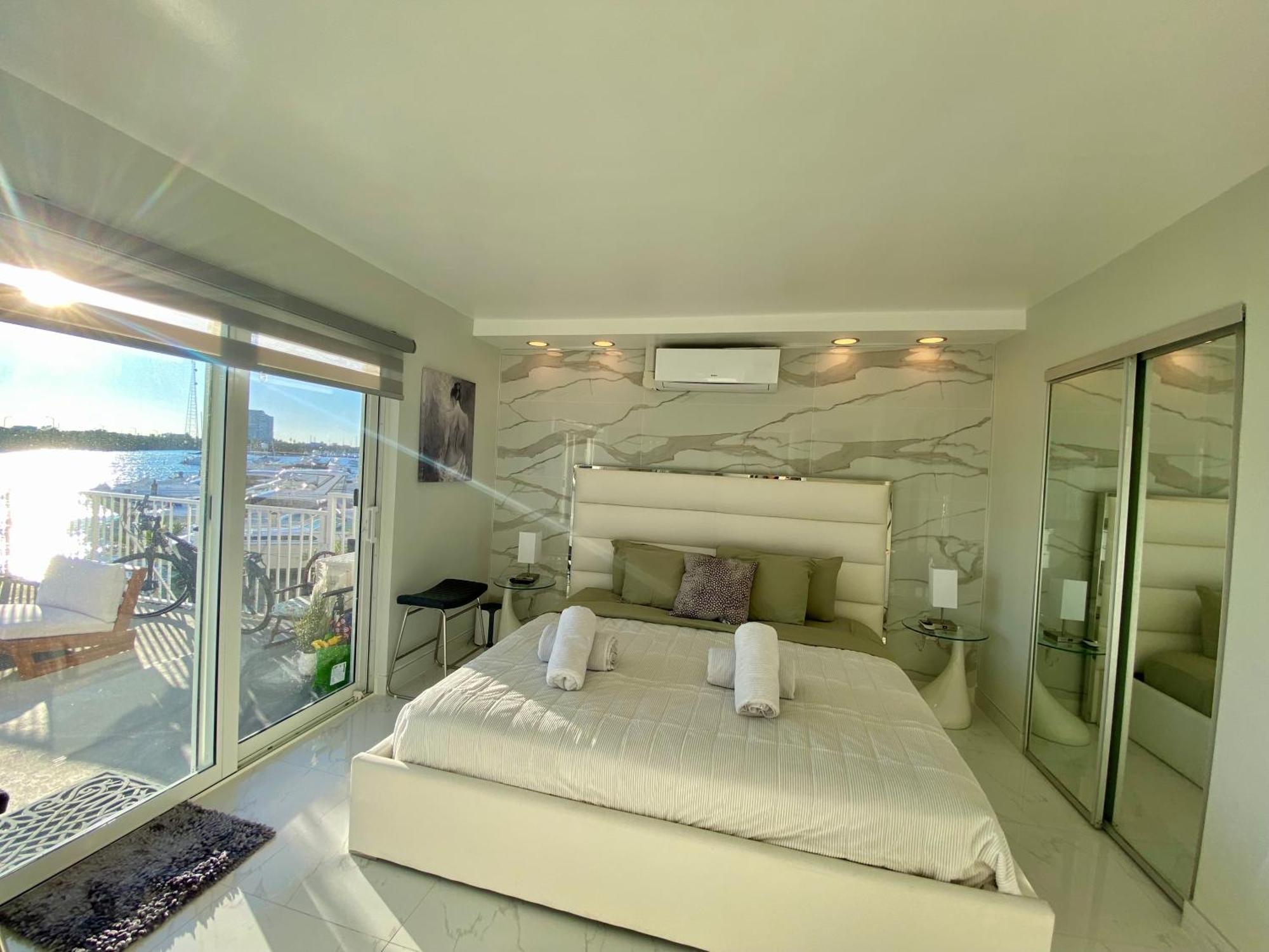 Luxurious Remodeled Direct Waterfront Apartment With Miami Skyline View And Outdoor Terrace Free Parking 5Min Drive To Miami Beach Exterior photo