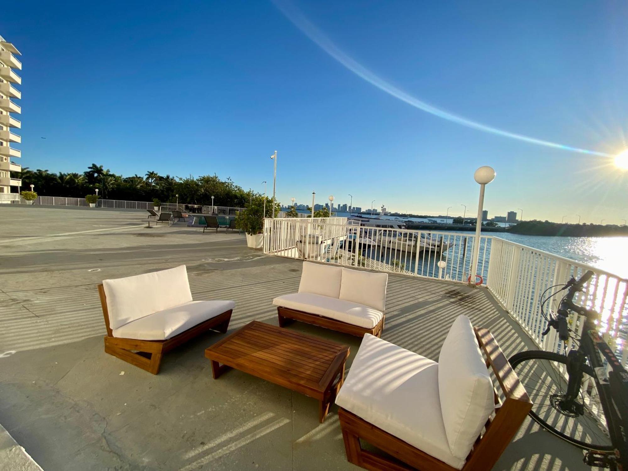 Luxurious Remodeled Direct Waterfront Apartment With Miami Skyline View And Outdoor Terrace Free Parking 5Min Drive To Miami Beach Exterior photo