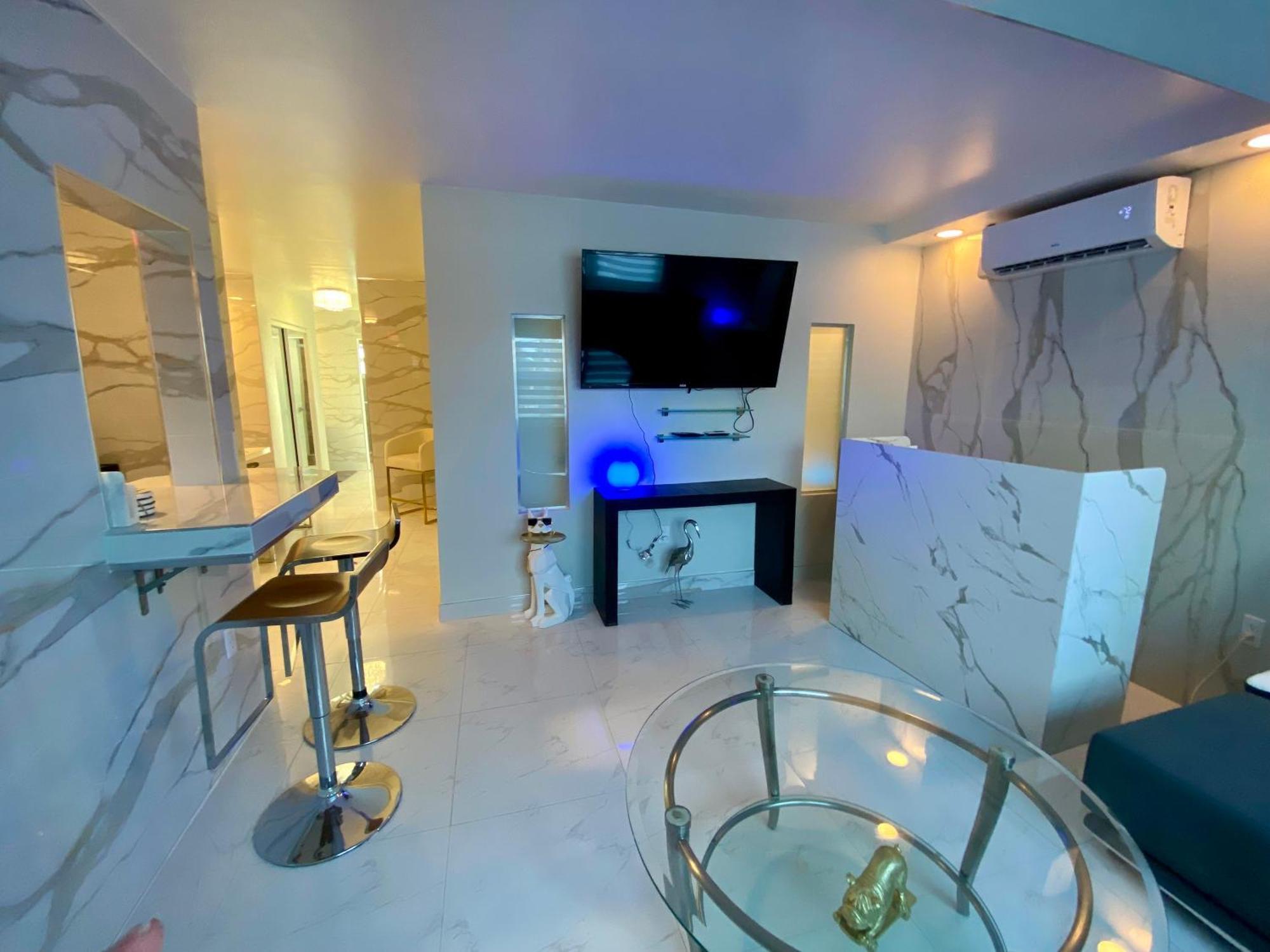 Luxurious Remodeled Direct Waterfront Apartment With Miami Skyline View And Outdoor Terrace Free Parking 5Min Drive To Miami Beach Exterior photo