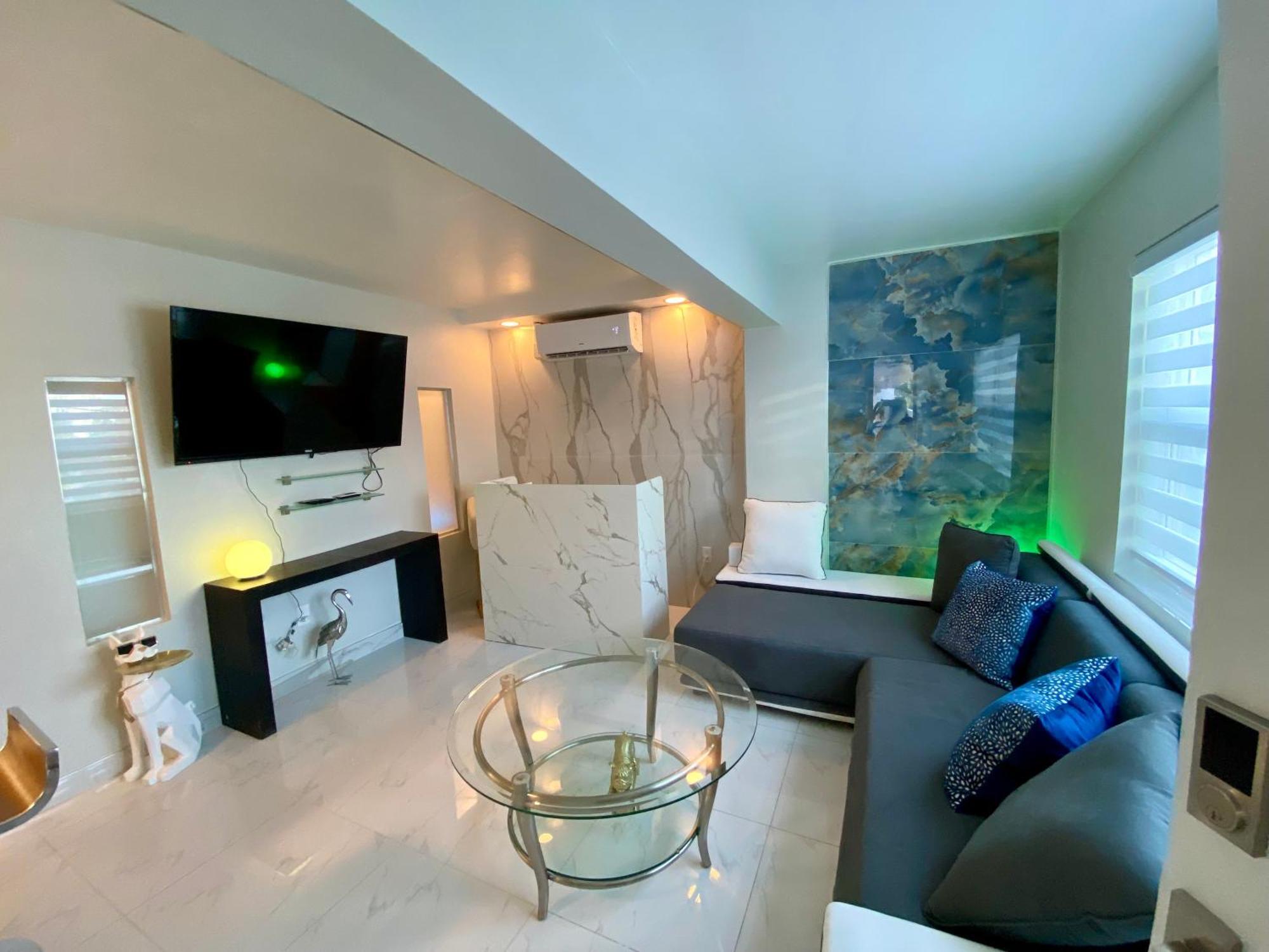 Luxurious Remodeled Direct Waterfront Apartment With Miami Skyline View And Outdoor Terrace Free Parking 5Min Drive To Miami Beach Exterior photo