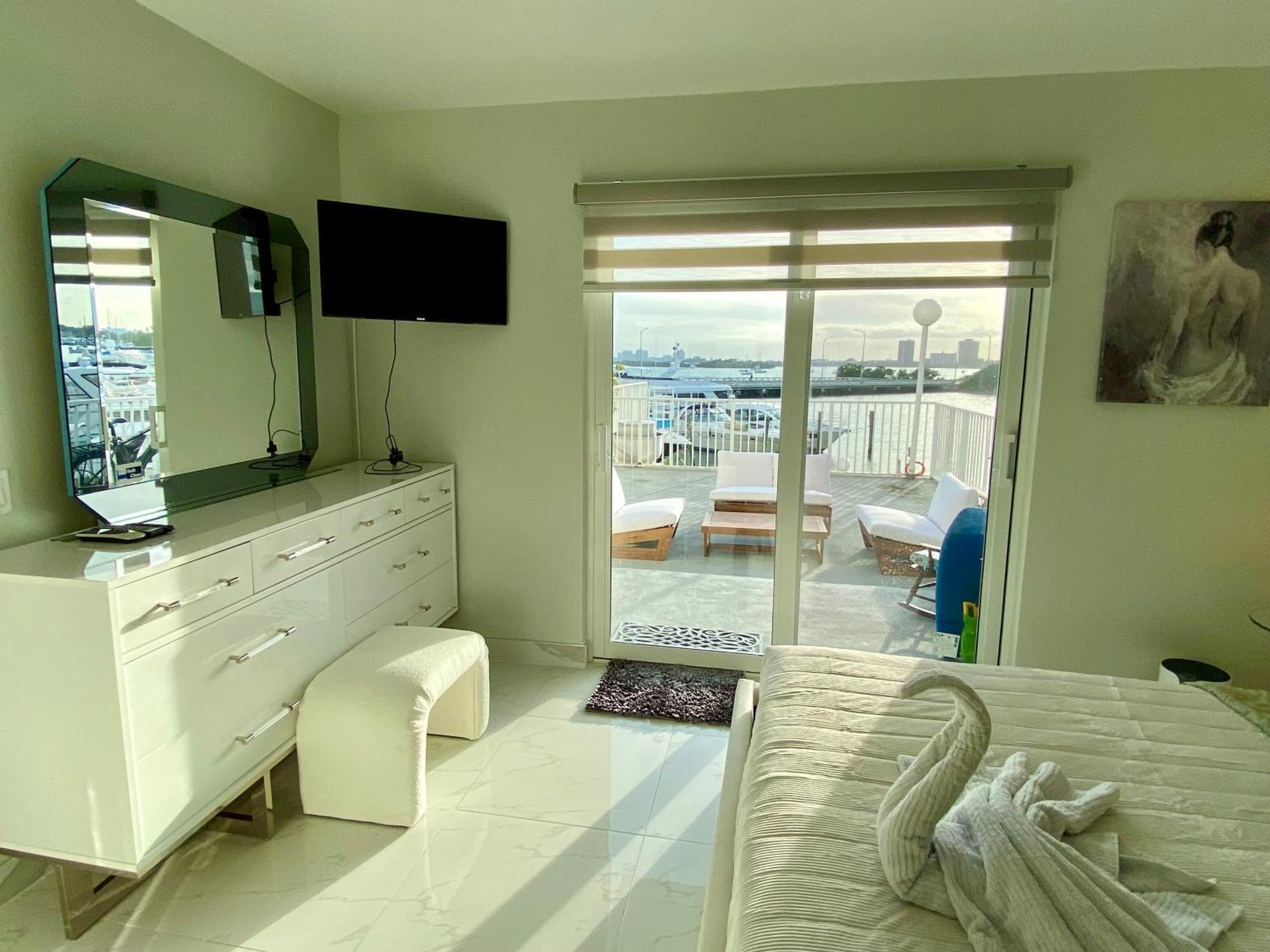 Luxurious Remodeled Direct Waterfront Apartment With Miami Skyline View And Outdoor Terrace Free Parking 5Min Drive To Miami Beach Exterior photo