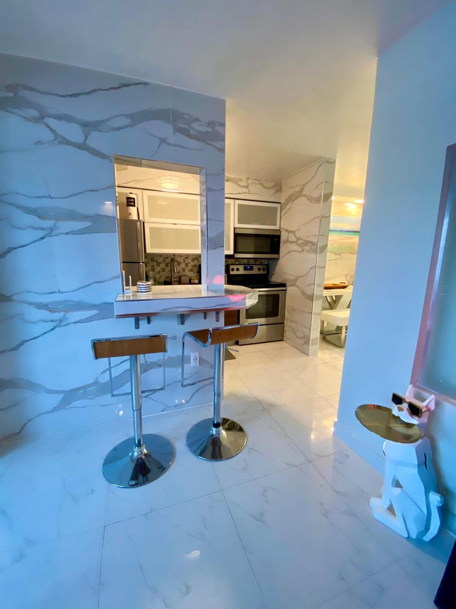 Luxurious Remodeled Direct Waterfront Apartment With Miami Skyline View And Outdoor Terrace Free Parking 5Min Drive To Miami Beach Exterior photo