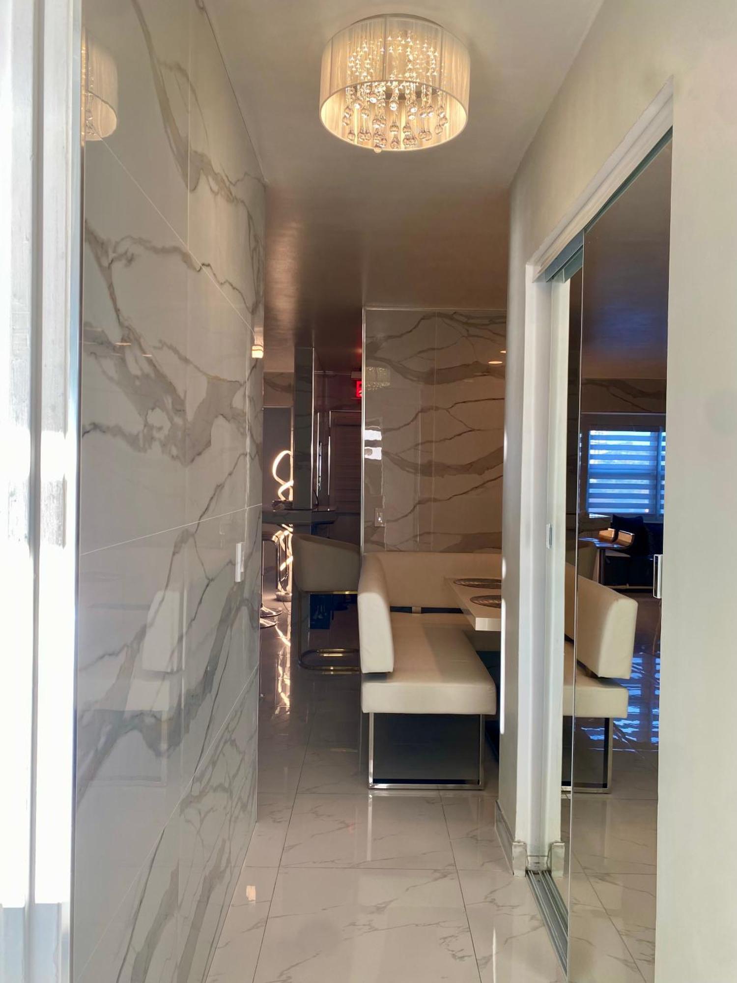 Luxurious Remodeled Direct Waterfront Apartment With Miami Skyline View And Outdoor Terrace Free Parking 5Min Drive To Miami Beach Exterior photo