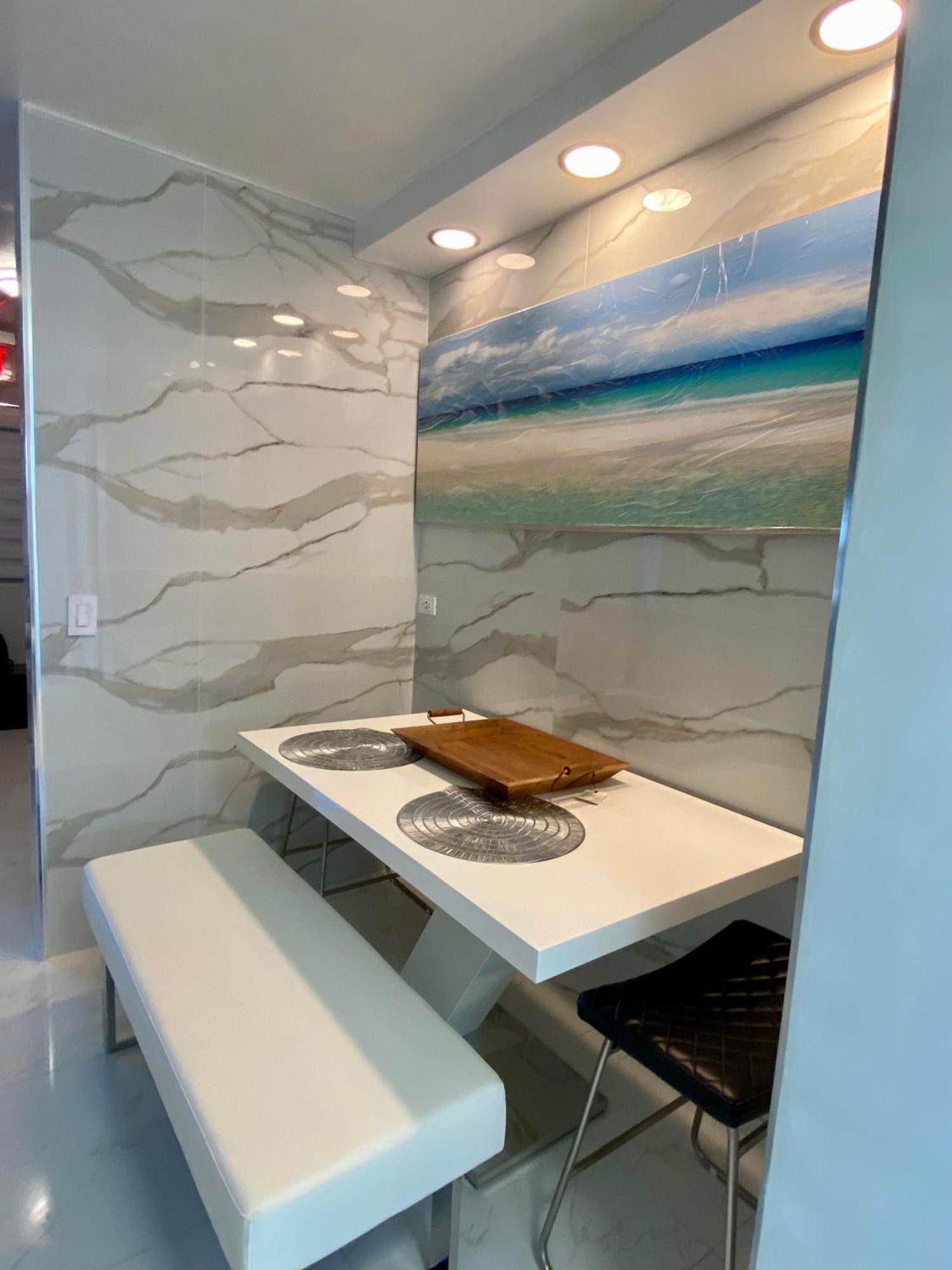 Luxurious Remodeled Direct Waterfront Apartment With Miami Skyline View And Outdoor Terrace Free Parking 5Min Drive To Miami Beach Exterior photo