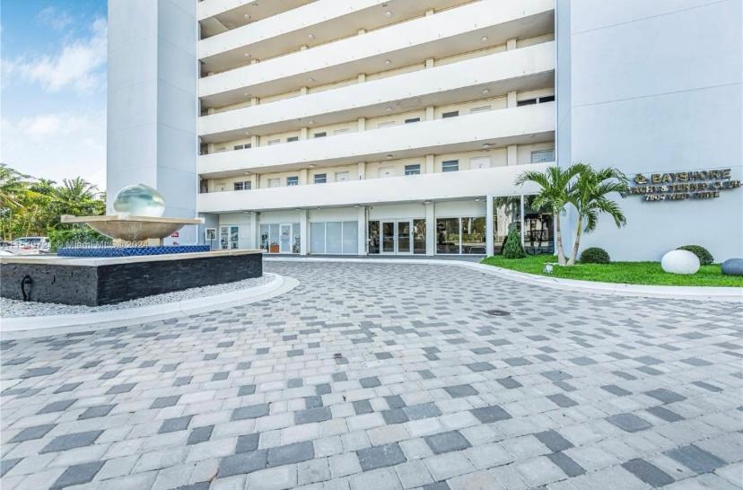 Luxurious Remodeled Direct Waterfront Apartment With Miami Skyline View And Outdoor Terrace Free Parking 5Min Drive To Miami Beach Exterior photo