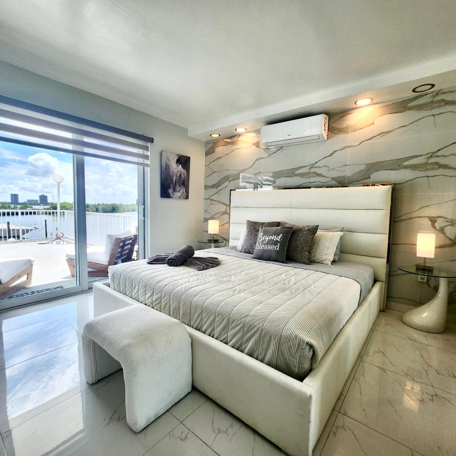 Luxurious Remodeled Direct Waterfront Apartment With Miami Skyline View And Outdoor Terrace Free Parking 5Min Drive To Miami Beach Exterior photo