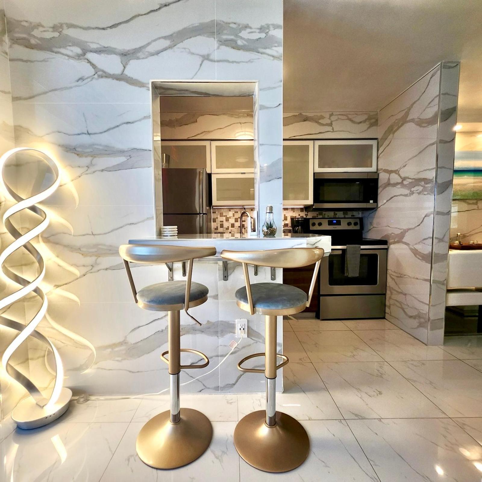 Luxurious Remodeled Direct Waterfront Apartment With Miami Skyline View And Outdoor Terrace Free Parking 5Min Drive To Miami Beach Exterior photo