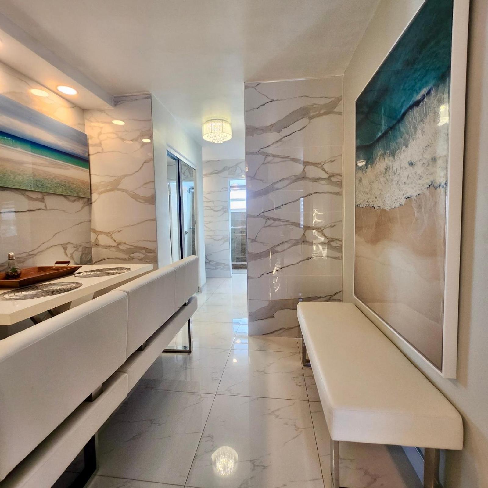 Luxurious Remodeled Direct Waterfront Apartment With Miami Skyline View And Outdoor Terrace Free Parking 5Min Drive To Miami Beach Exterior photo